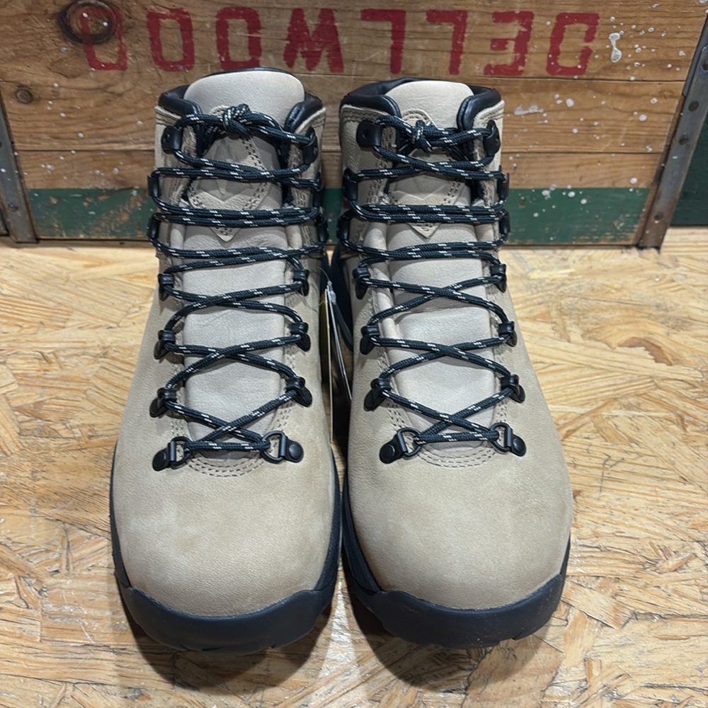 Brand new in box discontinued waterproof Gore-Tex Vasque St. Elias. - Picture 2 of 8